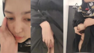 Cewek Perawan Berjilbab Nekat Pamerin Memek di WC